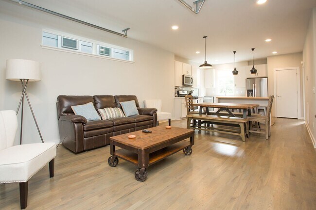 Building Photo - Beautifully Furnished or Unfurnished 2BR 2...