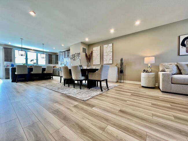 Building Photo - 4 Bedroom, Luxury living in premium locati...