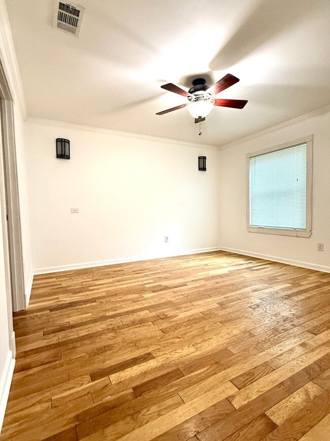 Building Photo - Now Available – Fully Remodeled 3 Bed / 2 ...