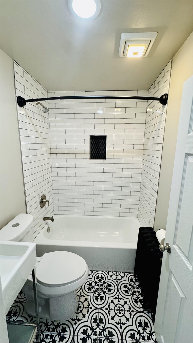 Building Photo - 682 Summit Ave