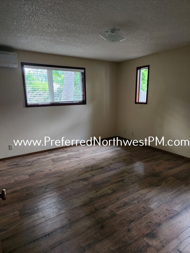 Building Photo - Beautiful 3 Bedroom Home off Garden Way