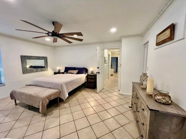 Building Photo - 5570 SW 9th Ct