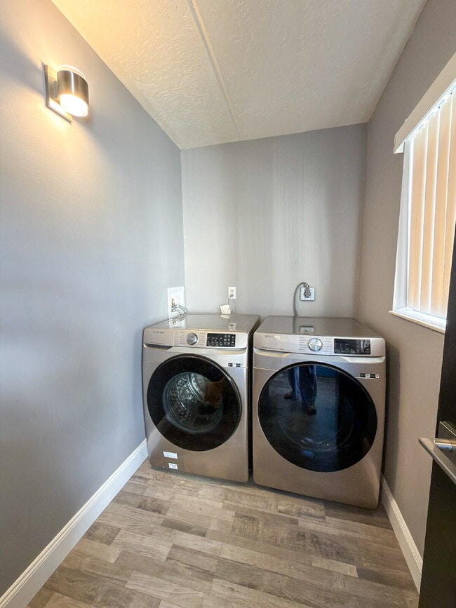 Building Photo - Wickham Road Condo