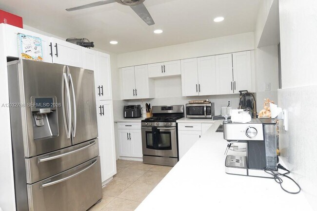 Building Photo - 5941 NW 14th Ct