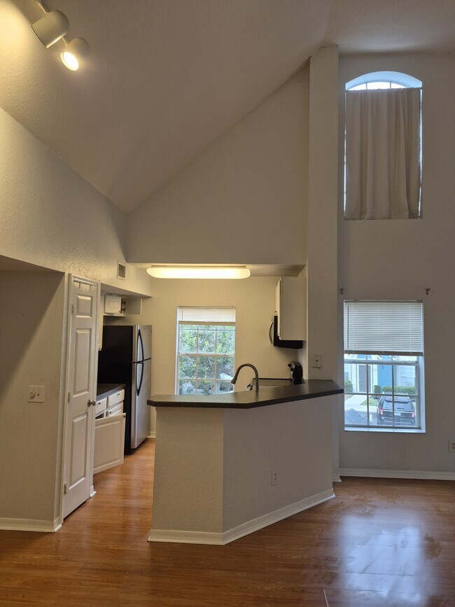 Building Photo - 13700 Richmond Park Dr N