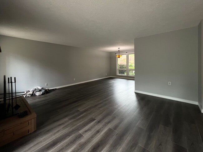 Building Photo - Charming 3-Bed, 2-Bath Retreat!