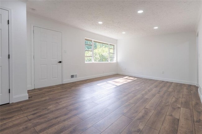 Building Photo - 5207 Dixie Lake Rd