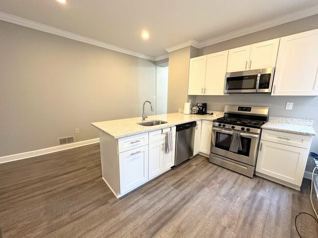 Building Photo - 2221 Jane St