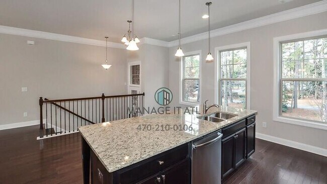 Building Photo - A beautifully designed townhome in the heart of Dunwoody