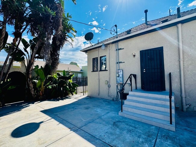 Building Photo - Two Bedroom Home with Enclosed Yard for Re...