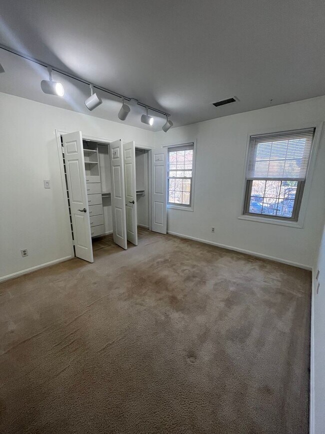 Building Photo - 1413 E Abingdon Dr