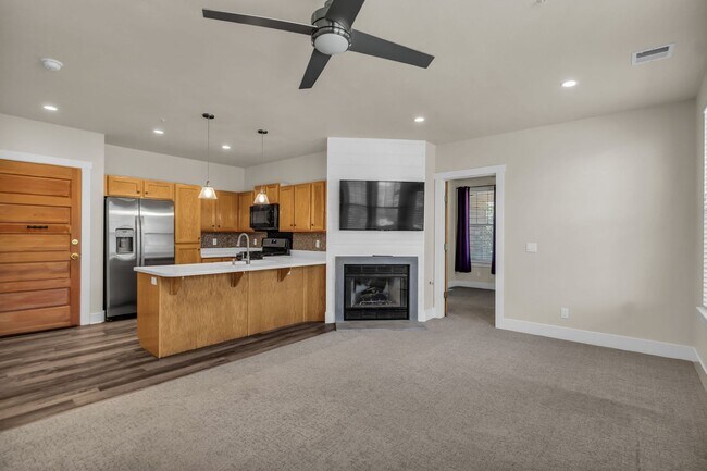 Building Photo - 8381 Meadowview Ct