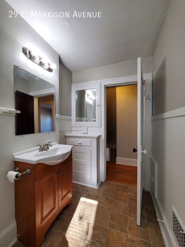 Building Photo - Spacious Townhome with Original Features A...