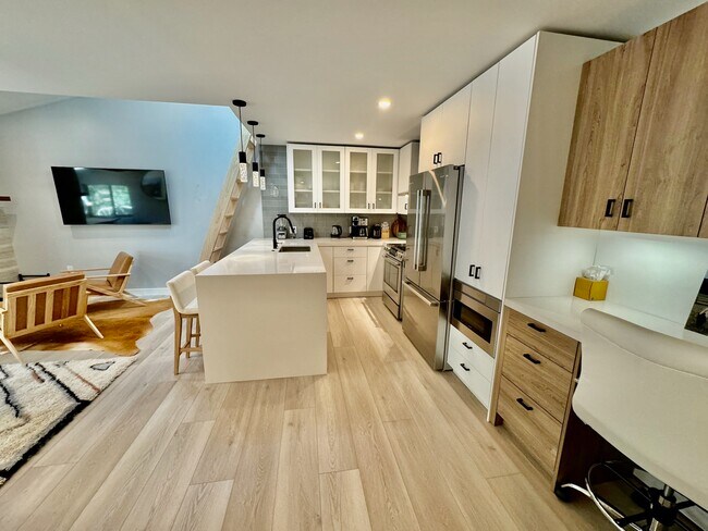 Building Photo - 910 W Hallam St