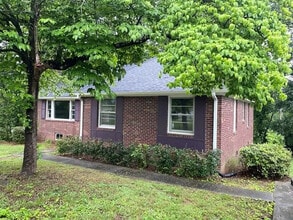 Building Photo - 3 Bedroom 2 bathroom