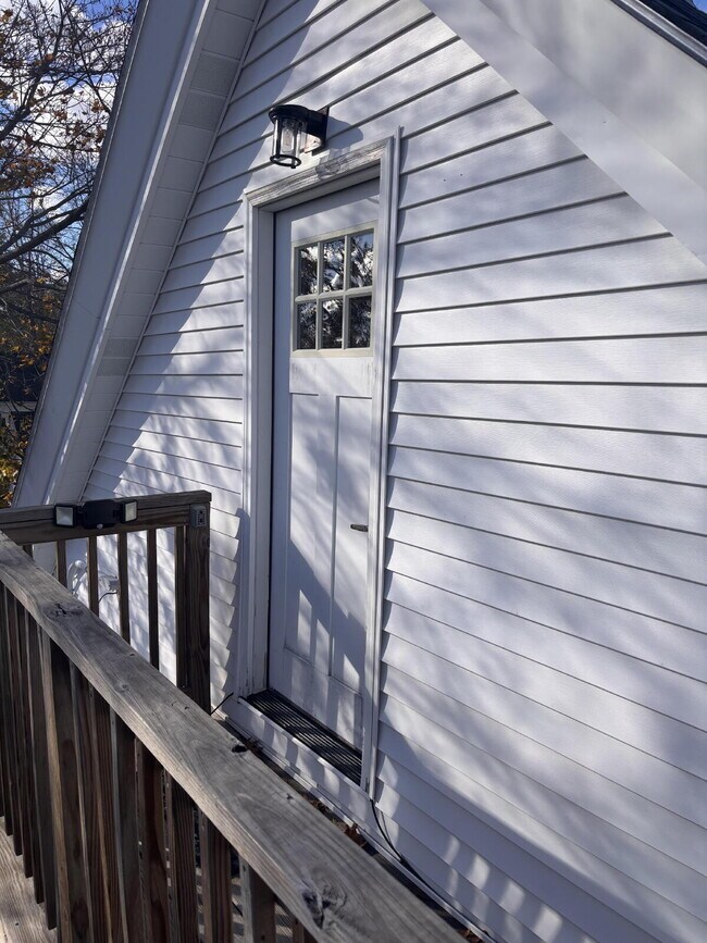 Building Photo - Quiet furnished walking to everything in B...