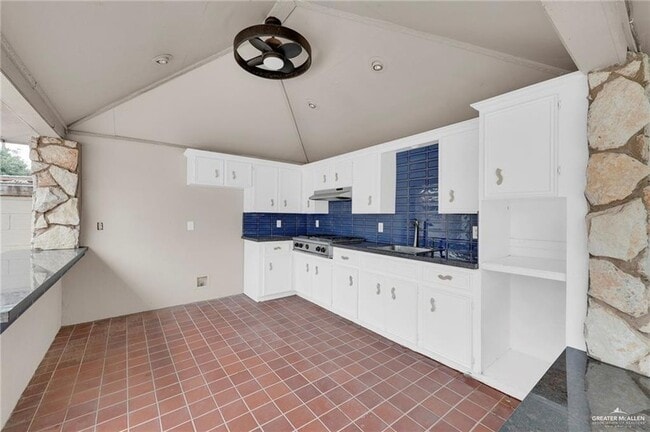 Building Photo - 9812 Las-Palmas Dr