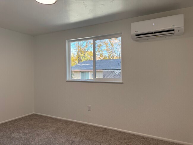 Building Photo - 903 Sunny Ln