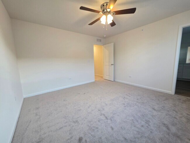 Building Photo - 5915 Hawkweed Dr