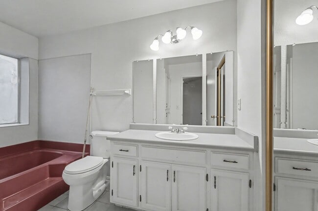 Building Photo - Sweet 3-Bedroom With a Fireplace Vibe