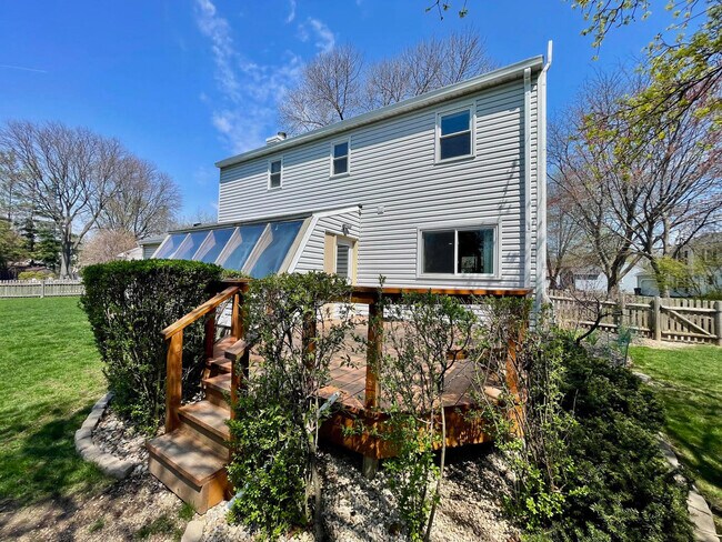 Building Photo - 1725 Drake Ct