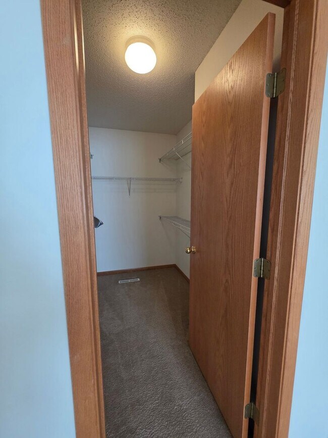 Building Photo - 3 bed twinhome for rent