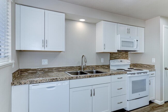 Building Photo - Beautifully Renovated 2 Bed, 1 Bath Townhouse – Available July 1st!