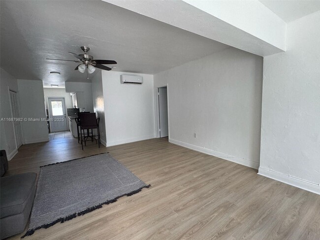 Building Photo - 2120 Biarritz Dr