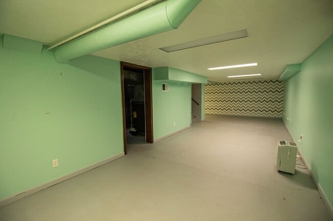 Building Photo - AVAILABLE AUGUST 15TH, 2026 - CHARMING 4 B...