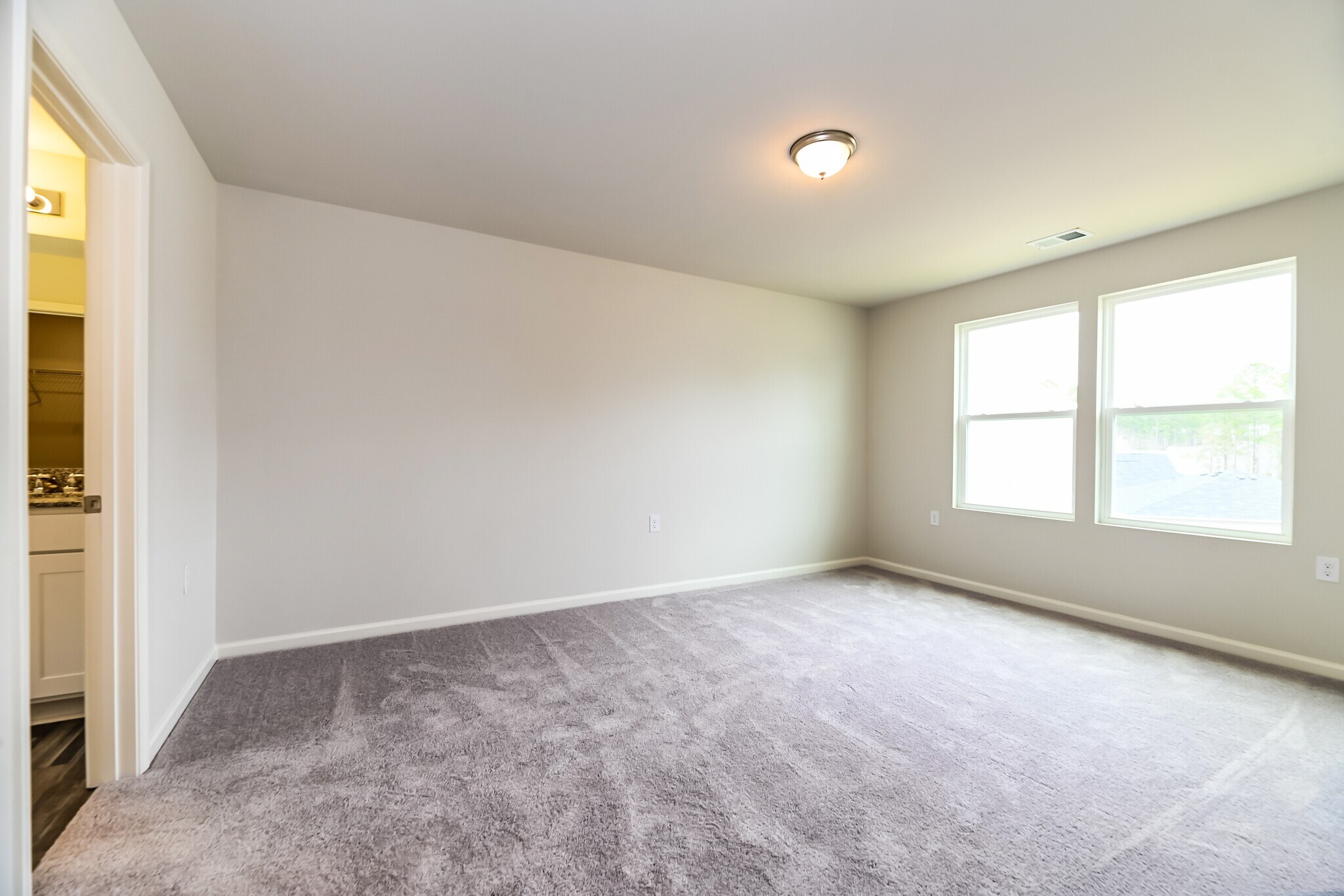 Building Photo - 672 Savanac St SE