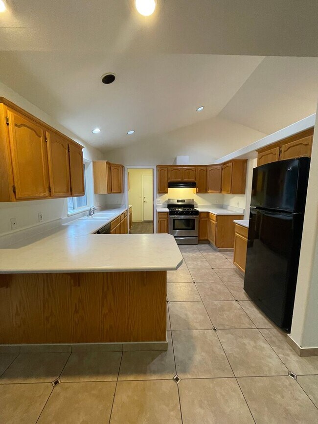 Building Photo - East Medford 3 Bedroom 2 Bathroom w/Large 2 car garage - Single Level