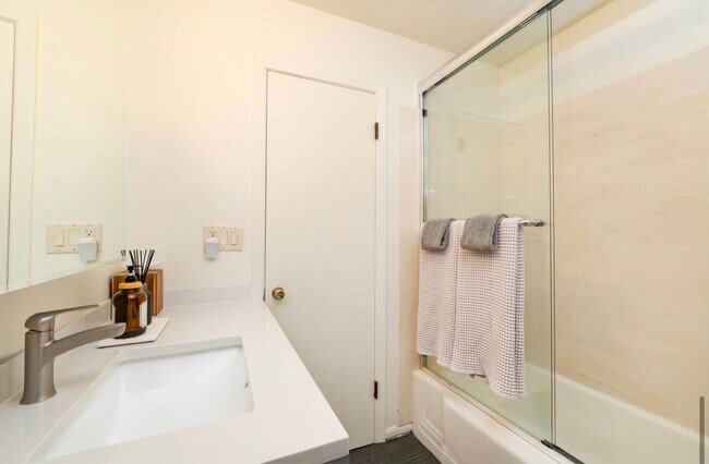 Building Photo - 665 NE 12th St