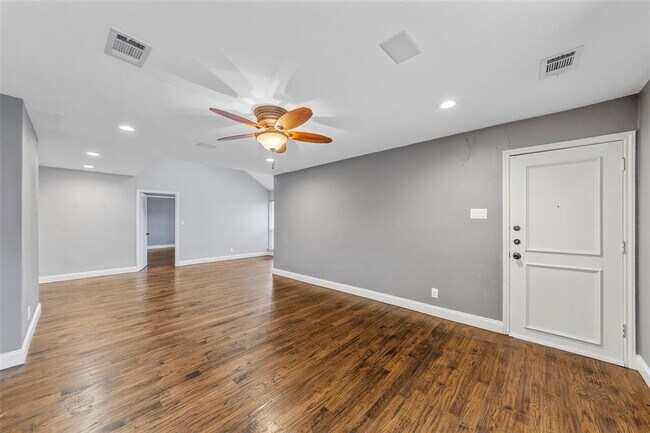 Building Photo - 4636 Versailles Ln