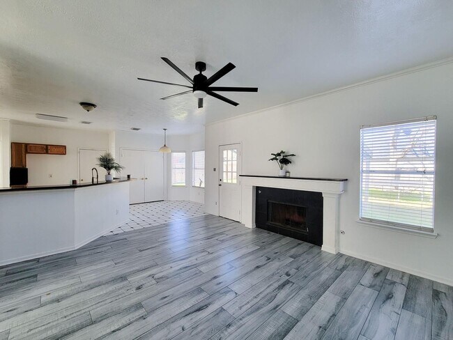 Building Photo - NICE 4 BEDROOM 2 BATH LEASE HOME WITH 2327 SF