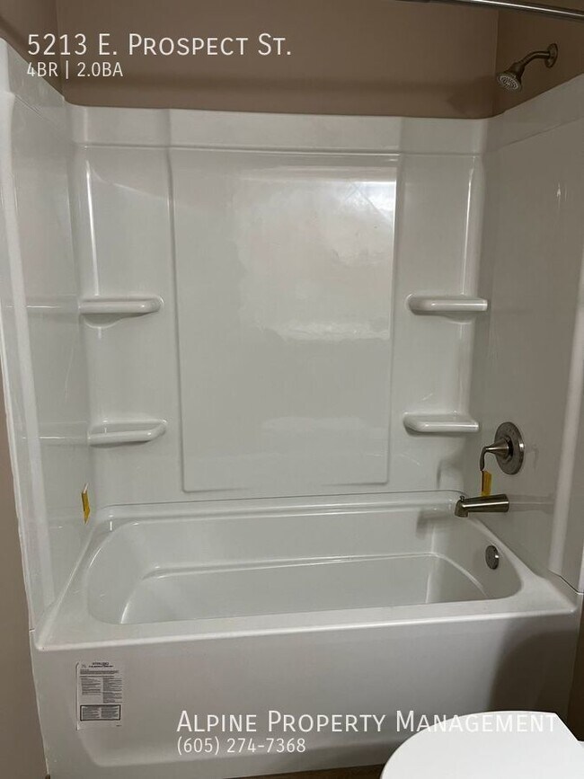 Building Photo - Newly Renovated 4 Bed/2 Bath East Side Ran...