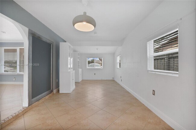 Building Photo - 2441 Tarpon Dr