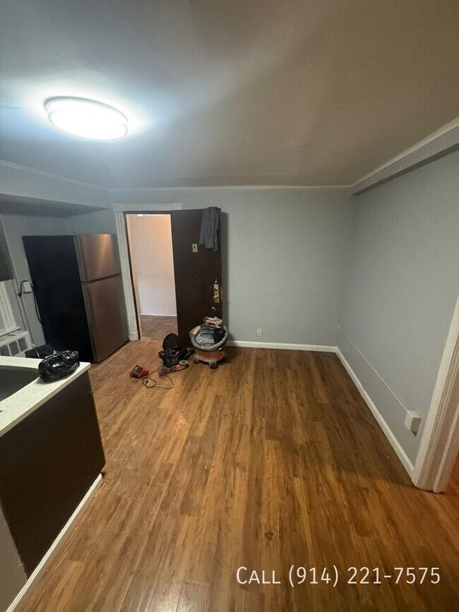 Building Photo - 151 School St