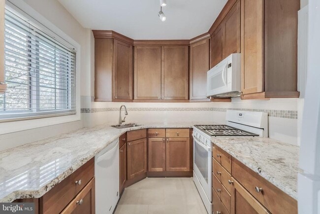 Building Photo - 3282 Martha Custis Dr