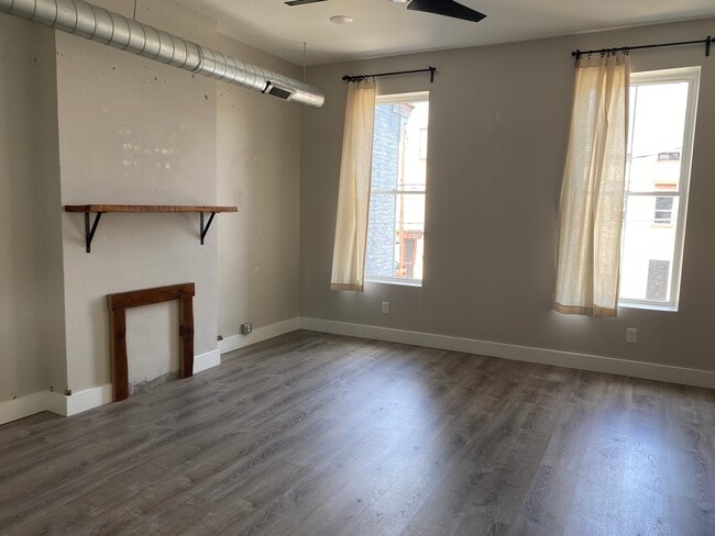 Living Room - 906 Saratoga St