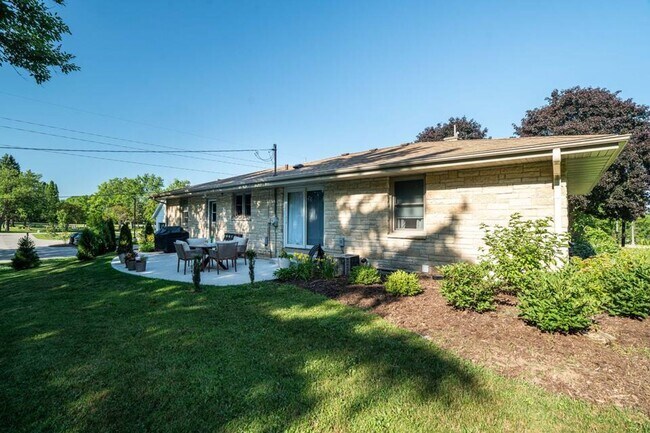 Building Photo - Updated 3 bedroom Delafield ranch