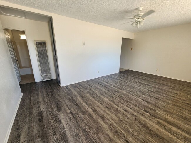 Building Photo - ***$100 off 1st Month Rent*** 2 Bedroom Ch...
