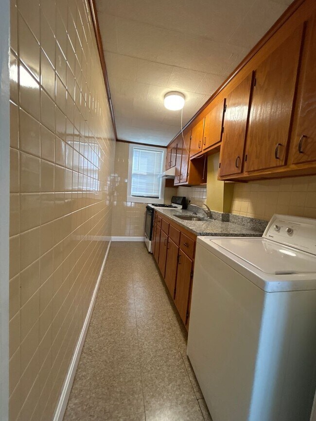 Building Photo - 72-74 Maple St