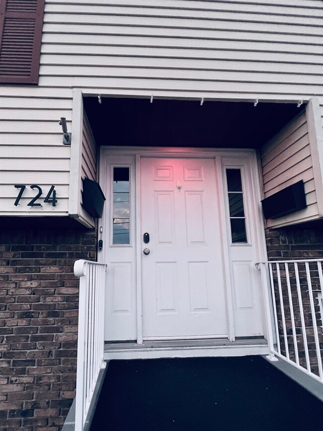 Building Photo - 724 6th St