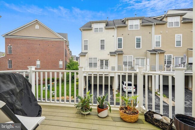 Building Photo - 533 Girard St