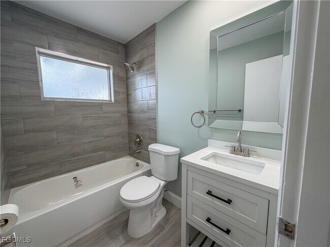 Building Photo - 348 Crestwood Ave