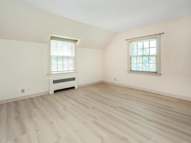 Building Photo - 221 Manhasset Ave