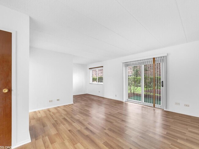 Building Photo - 3856 S Parkway Dr