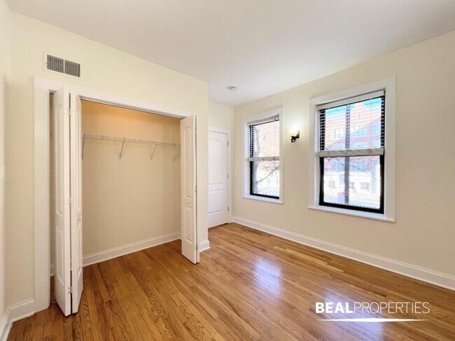 Building Photo - 2 bedroom in CHICAGO IL 60613