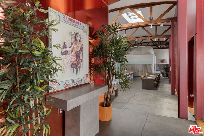 Building Photo - 718 N Figueroa St