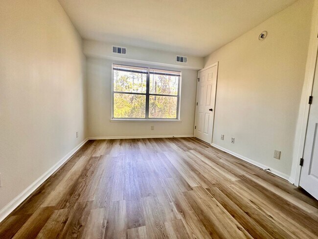 Building Photo - Newly Renovated 1B/1B Condo in Pointe of View located steps from Grand Boulevard!